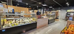 303-biocoop-meyzieu-du-grand-large-magasin-bio-service-traditionnel-coupe-fromage.webp